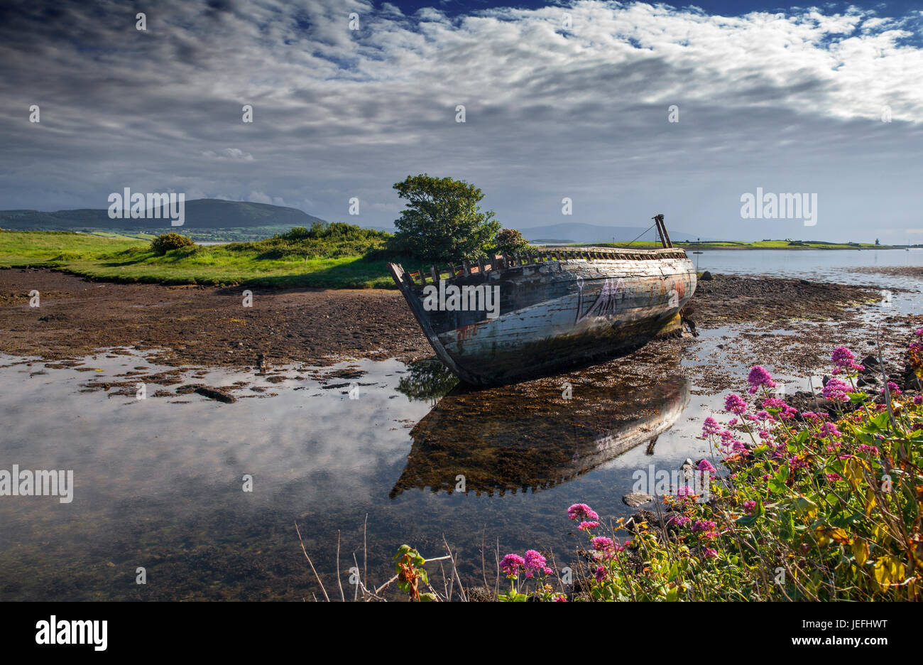 Ein altes zerstört Fischerboot am Fluss Garavogue in Rosses Point, County Sligo, Irland Stockfoto