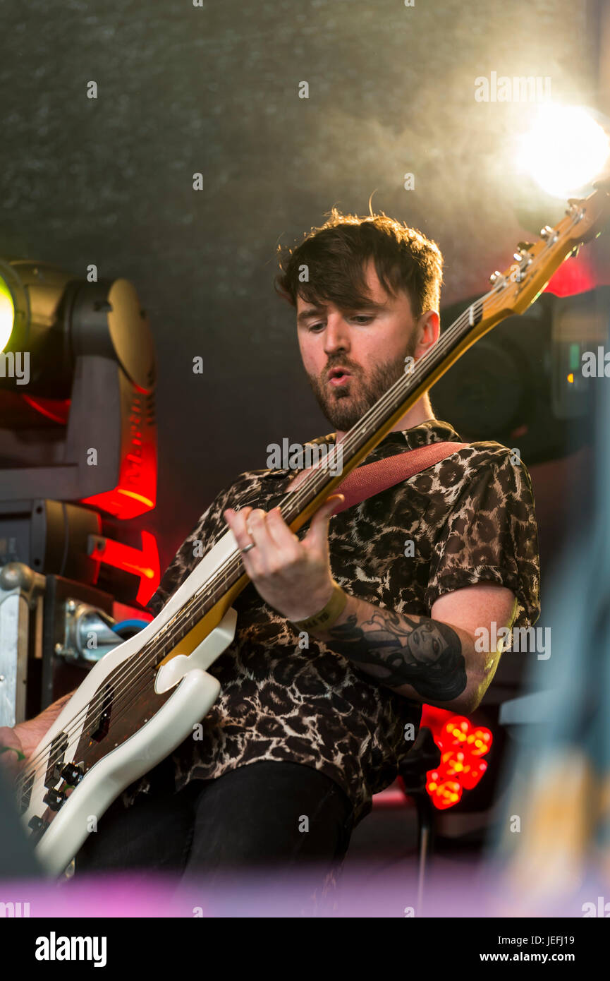 Dumfries, Scotland, UK - 14. August 2016: Sean McCole, Bass-Gitarrist mit schottischen Band, Onr erklingt in Jugend Beatz, eine kostenlose eines Tages-festival Stockfoto