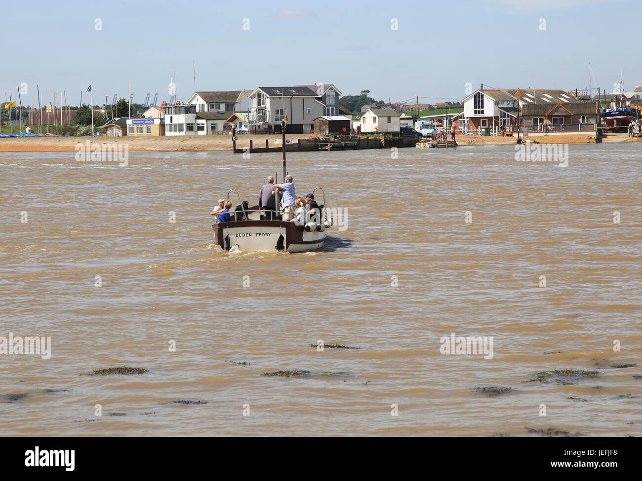 Fähre an Mündung River Deben, Bawdsey Quay, Suffolk, England auf der Suche nach Felixstowe Fähre Stockfoto