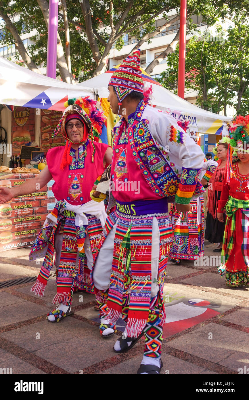 Tanzgruppe in bolivianischen Trachten auf Essen Event, Parade, internationale Veranstaltung Spanien. Stockfoto