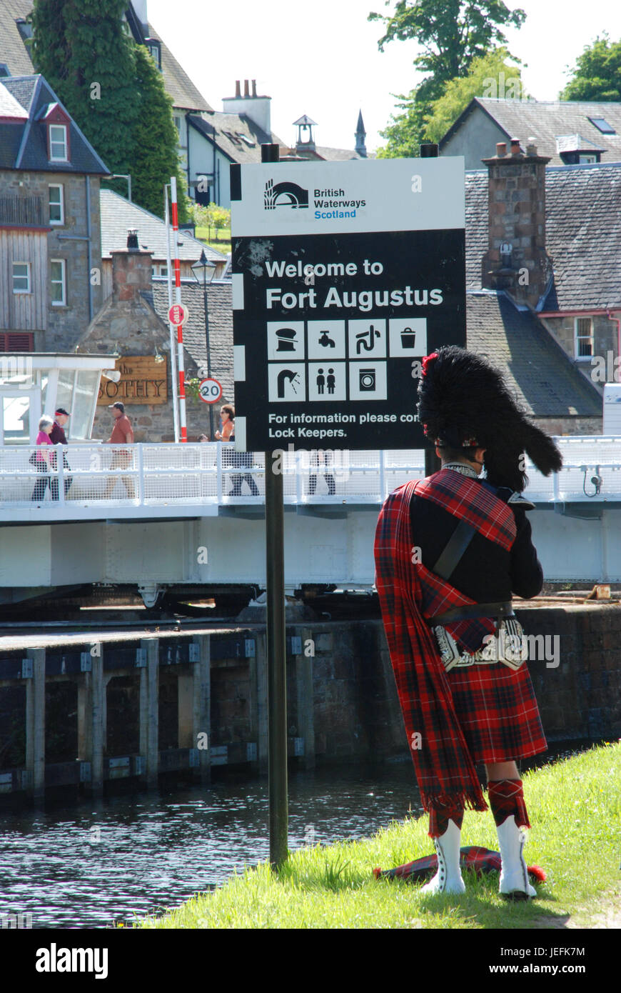 Ein schottischer Dudelsackspieler, eine Pause von Rohrleitungen, Fort Augustus Caledonian Canal Scotland UK Schottland. Aufgenommen Juni 2017 Stockfoto