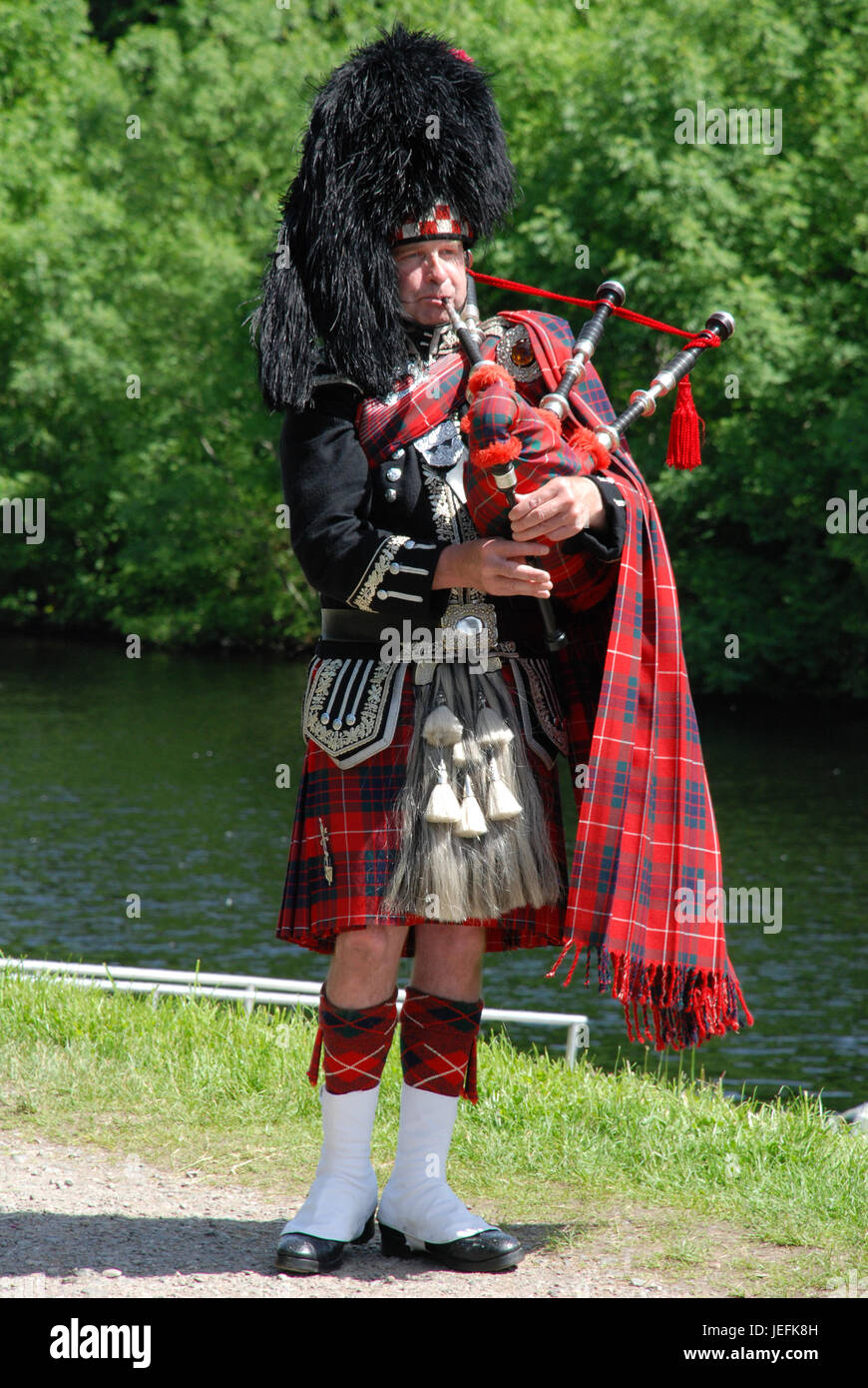 Eine schottische Piper spielt Dudelsack in Highland Tracht, Fort Augustus Schottland Schottland. Foto aufgenommen Juni 2017 Stockfoto