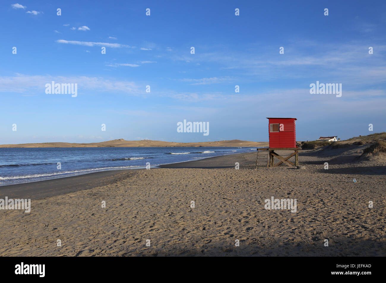 Rettungsschwimmer-Hütte am Strand in Uruguay Stockfoto