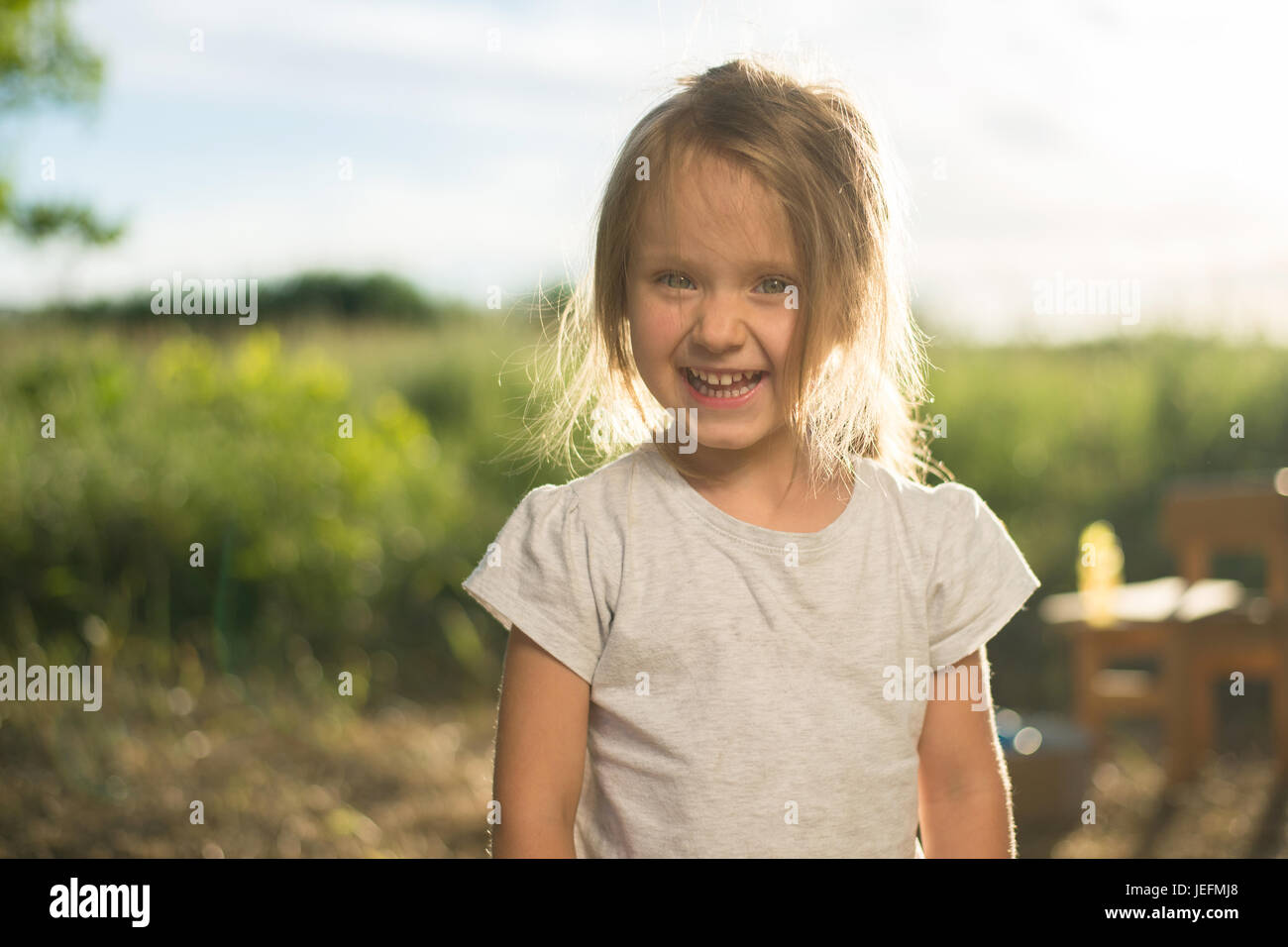 Nahaufnahme von lachendes Kind Gesicht auf Natur Stockfoto