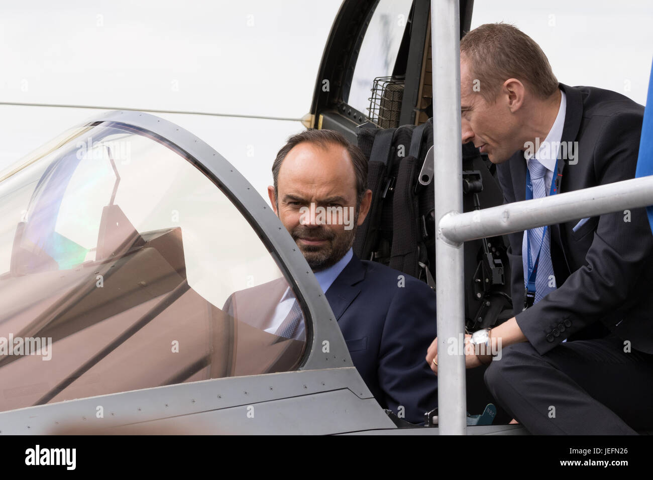 PARIS, Frankreich - 23. Juni 2017: Französische Premierminister Edouard Philippe im Cockpit einen Kampfjet Rafale bei einem Besuch in der Dassault-Gesellschaft unter Stockfoto