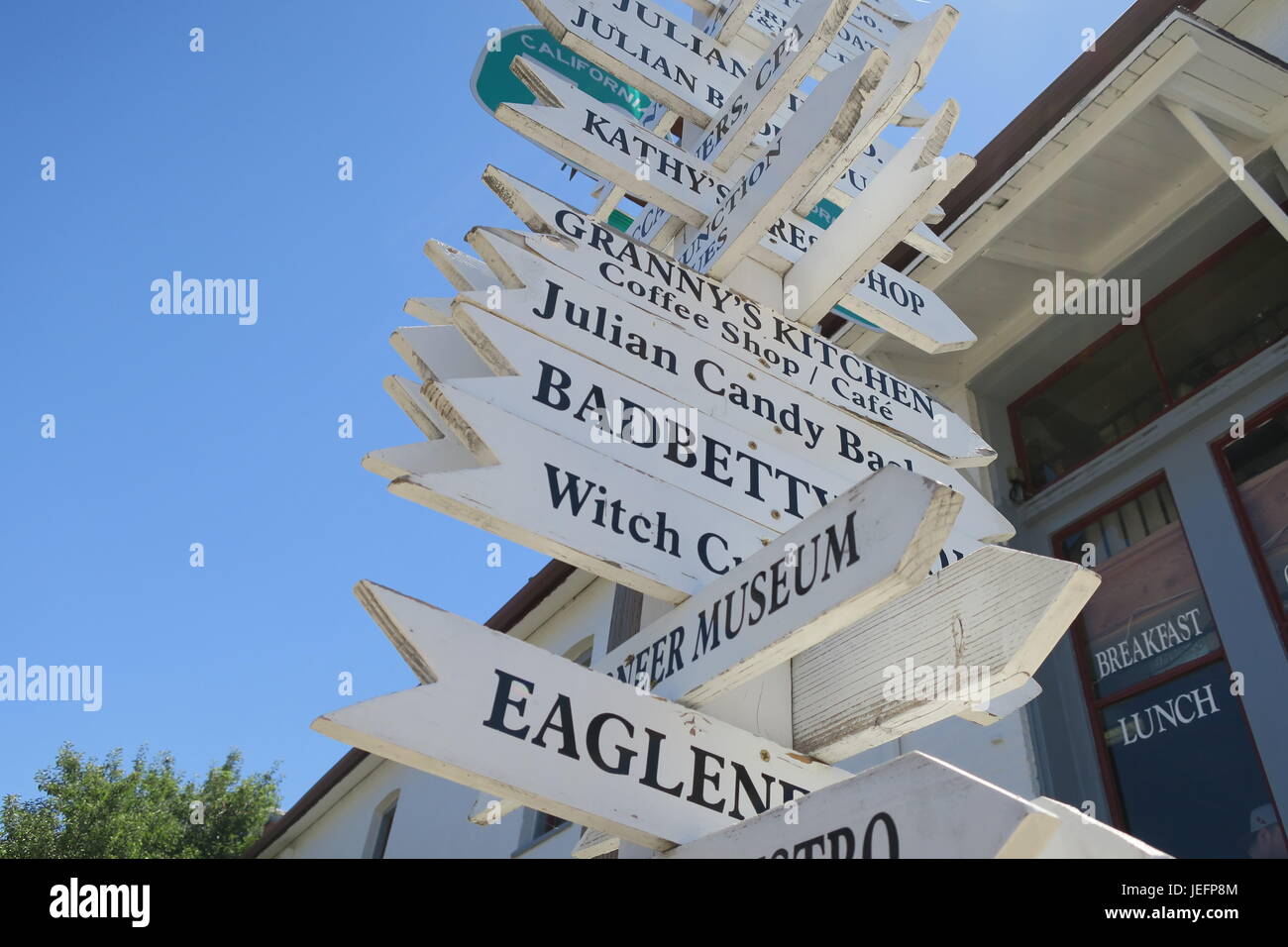 Gestapelte Pfeil Schild an einer Straßenecke in Julian Stockfoto