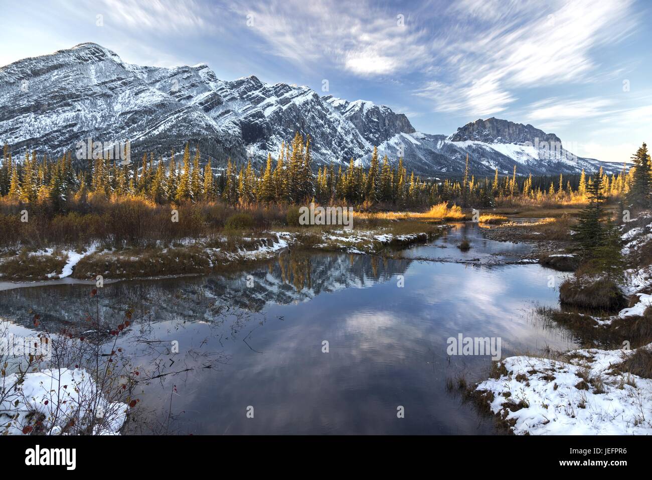 Bow Valley Provincial Park Many Springs Natural River Oxbow. Malerische Herbstlandschaft, Schneebedeckte Berggipfel, Alberta Foothills Canadian Rockies Stockfoto