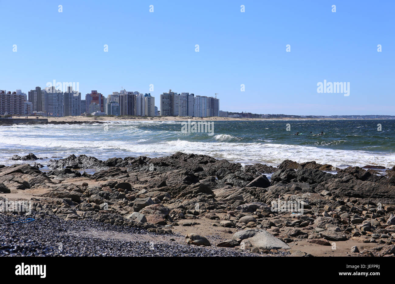 Surfen vor Punta del Este, Uruguay April 2017 Stockfoto