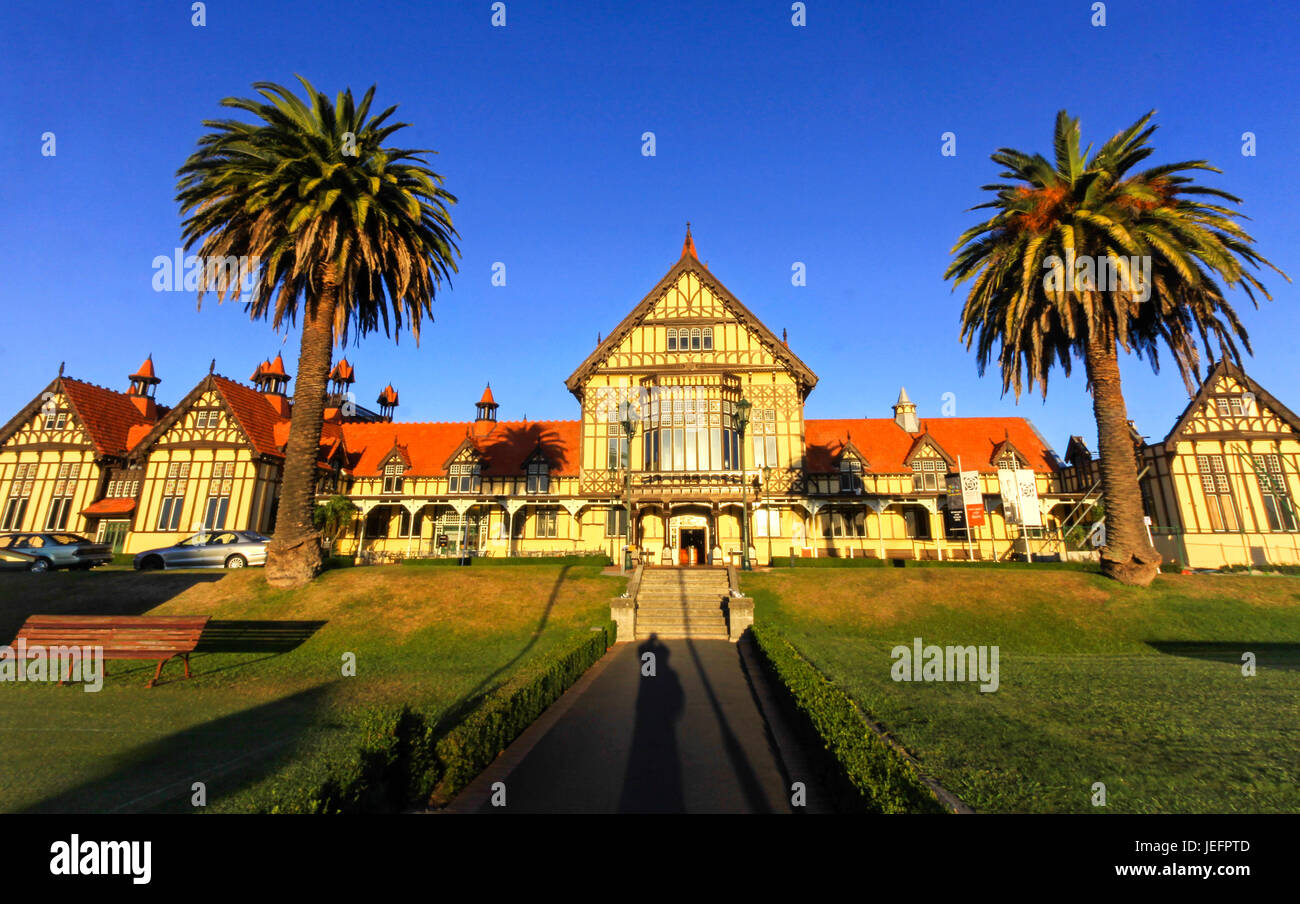 Rotorua Government Gardens Landschaft mit Palmen und Museumsgebäude außen auf der Nordinsel Neuseelands Stockfoto