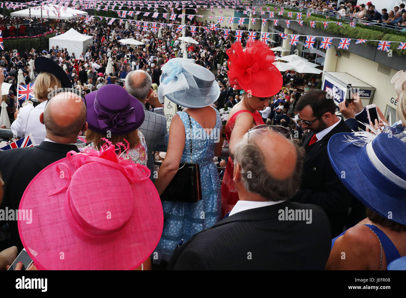 Ascot, Großbritannien. 22. Juni 2017, Royal Ascot-Rennen, Ladies Day, England Stockfoto