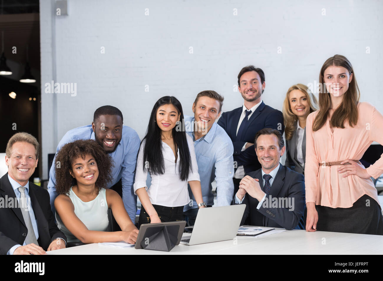Mix Race Geschäftsleute sitzen am Tisch glücklich lächelnd, Kommunikation-Diskussion, Business-Mann und Frau arbeiten zusammen Brainstorming treffen Stockfoto