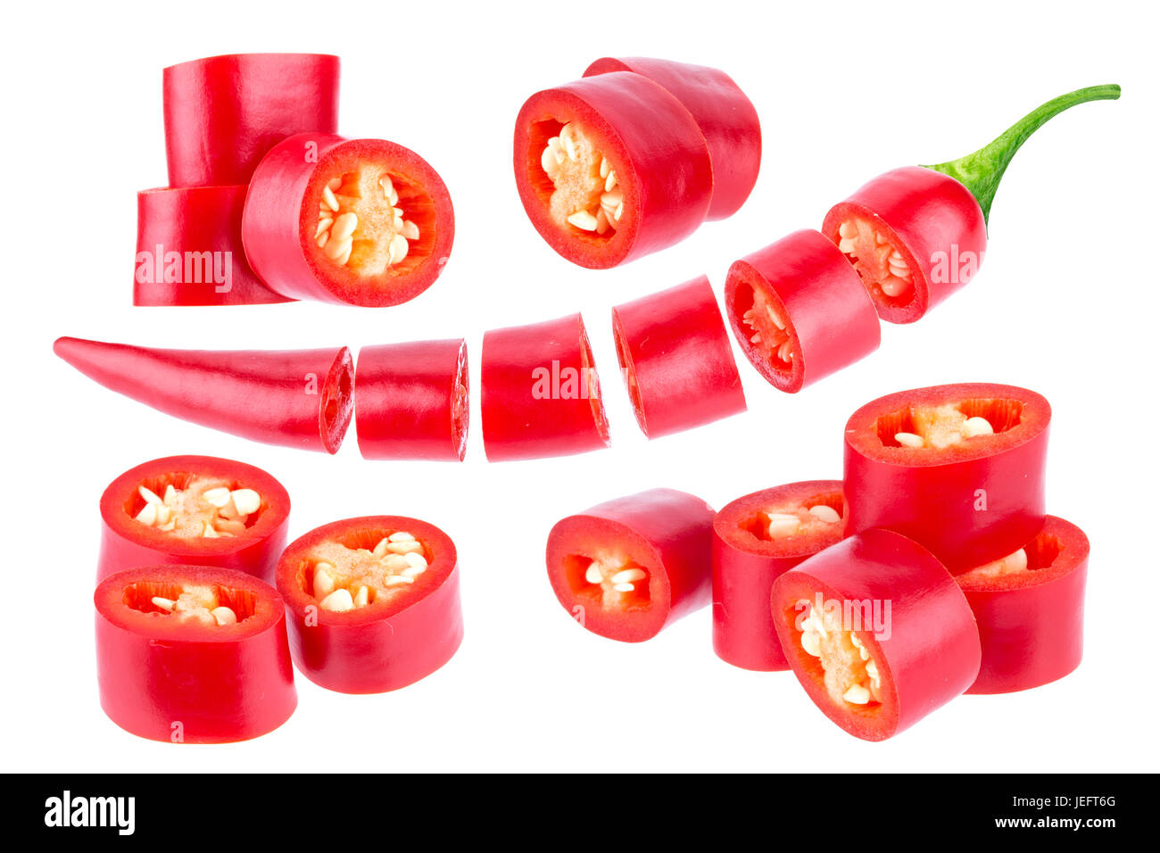 In Scheiben geschnittene Chilischote. Schneiden Sie red hot Chili peppers isoliert auf weißem Hintergrund Stockfoto