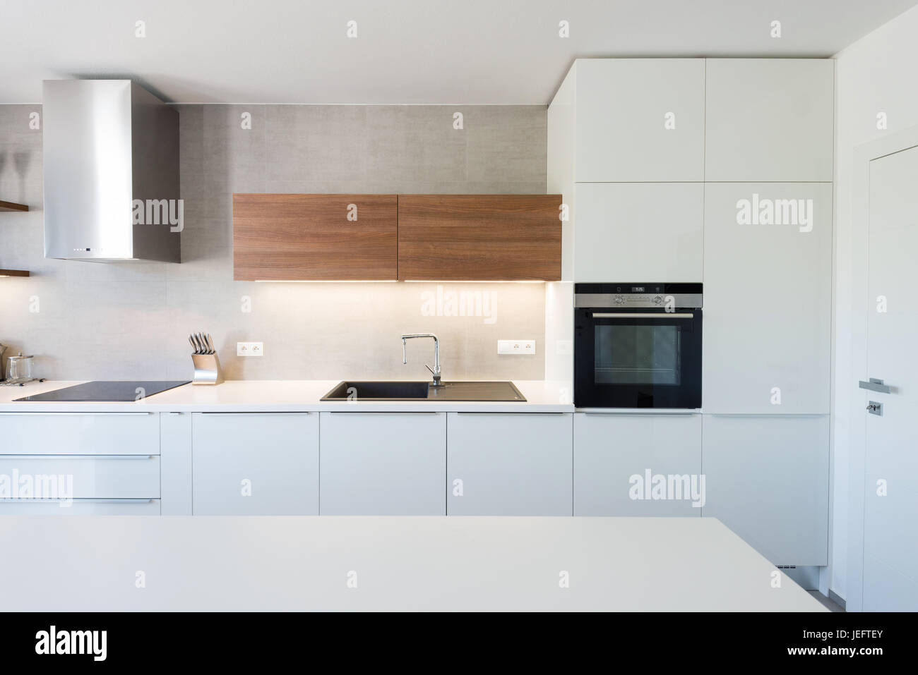 Moderne Küche Interieur mit mit Einbaugeräten Stockfoto