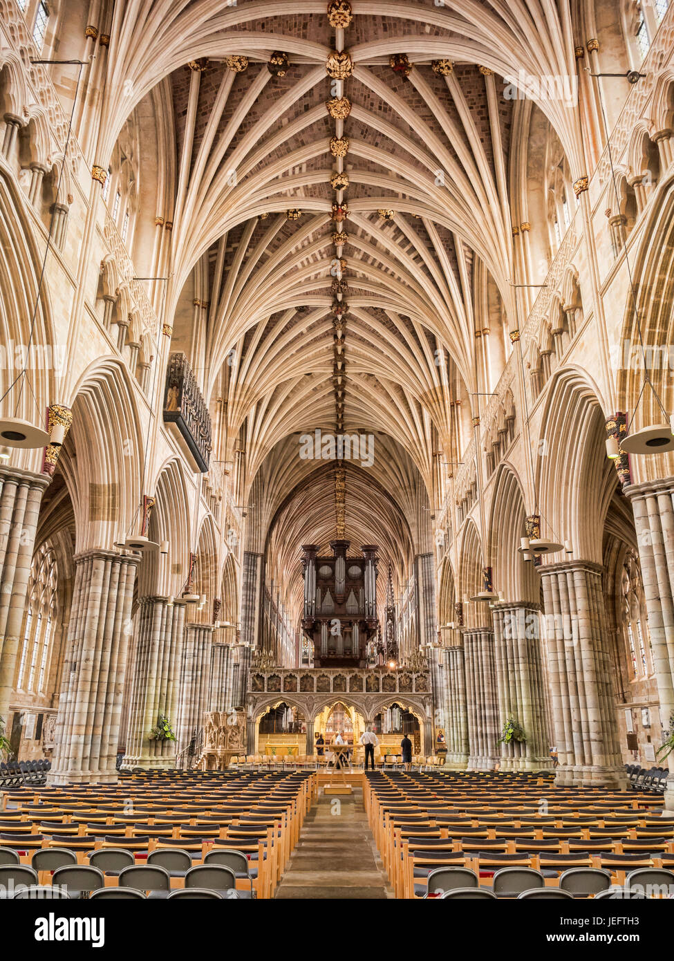 24. Juni 2017: Exeter, Devon, UK - dem Hauptschiff der Kathedrale von Exeter, Devon, England, die längste kontinuierliche mittelalterlichen gewölbte Decke in der Welt zeigen. Stockfoto