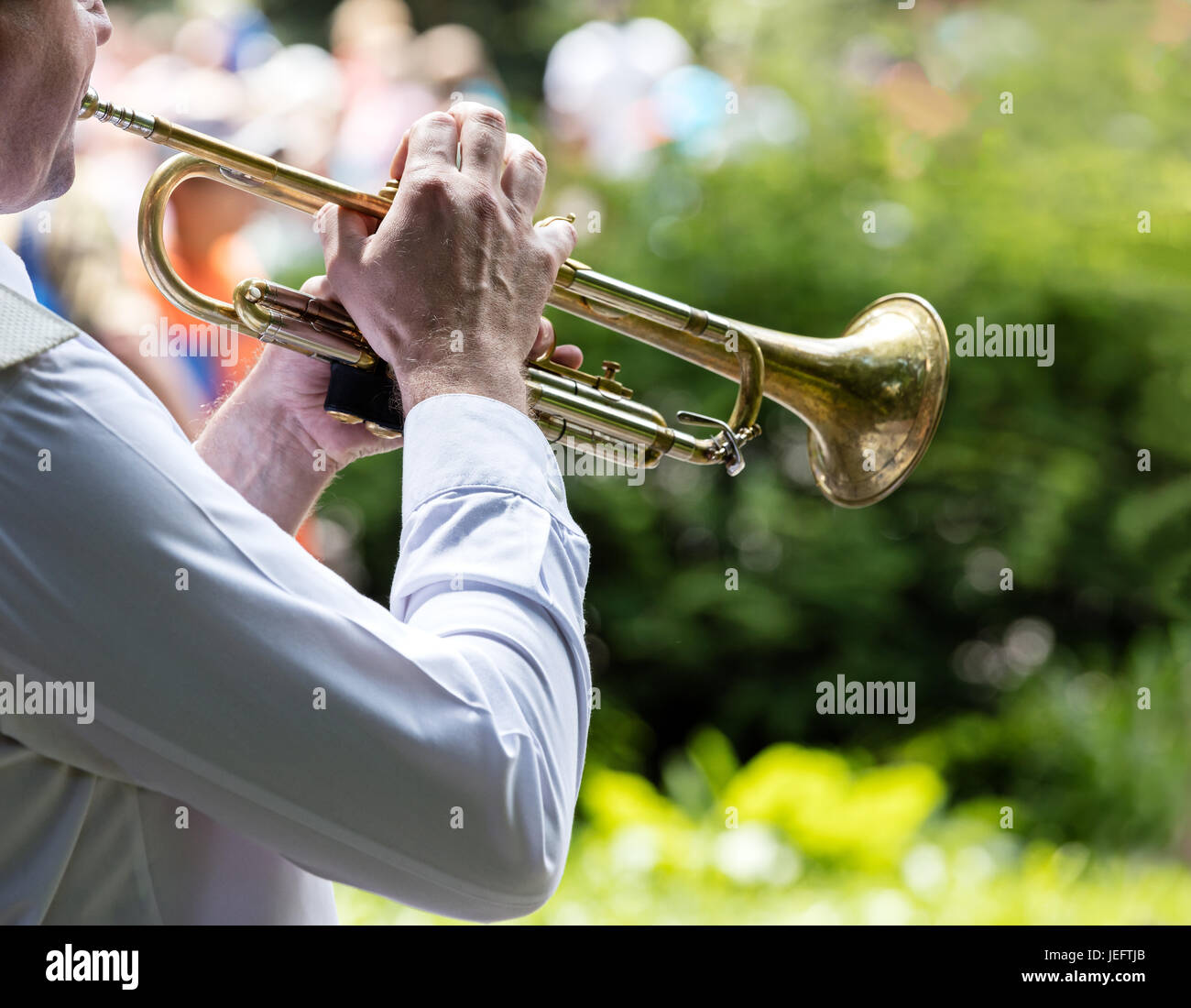 Musiker spielt Trompete in einer Militärkapelle. Open Air Konzert. Stockfoto