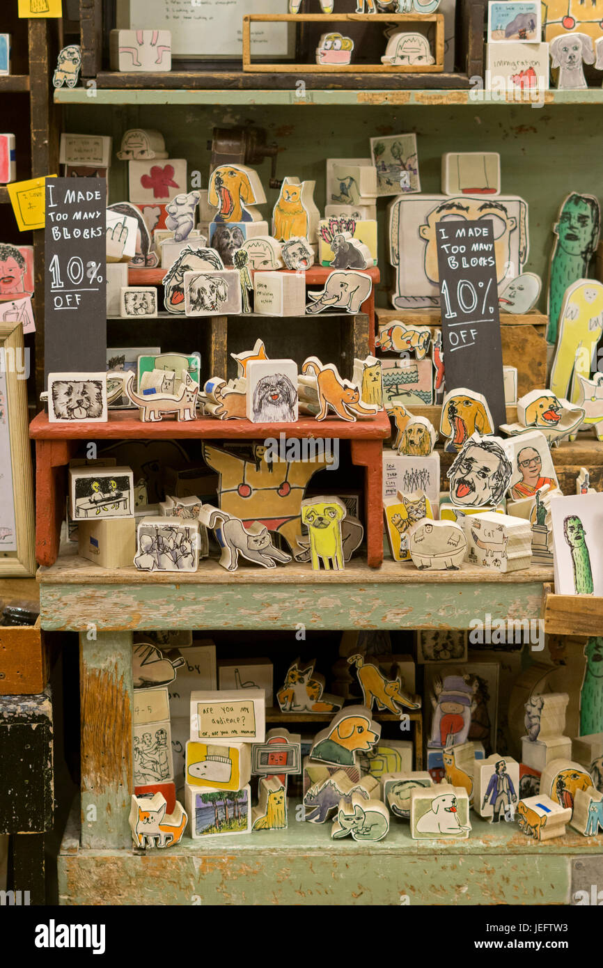 Ein Restposten Verkauf von dekorativen Holzklötze auf Fishs Eddy, ein Fachgeschäft in Manhattan eine vielseitige Auswahl an Küche & Haushalt Gegenstände zu verkaufen Stockfoto