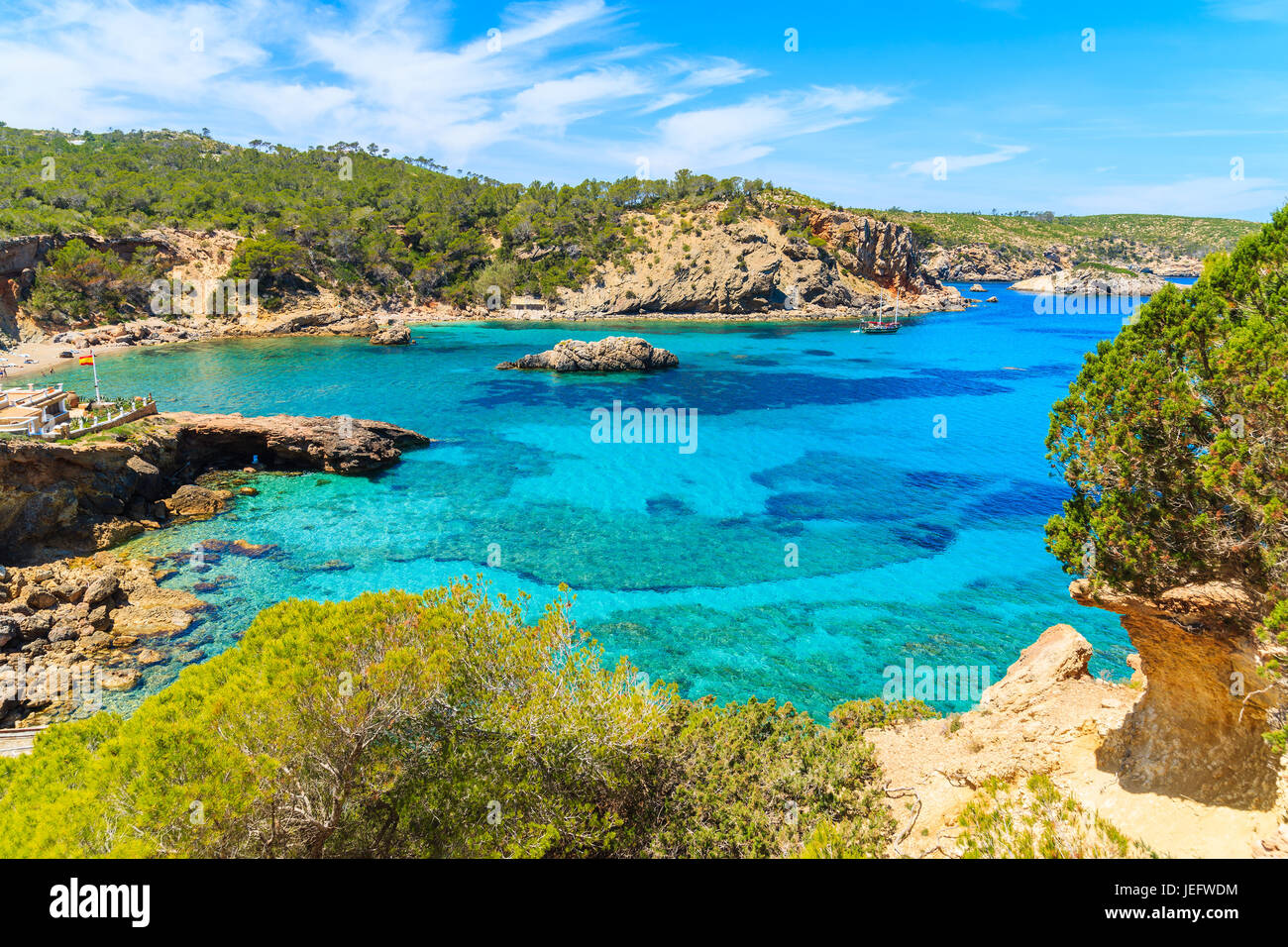 Herrliche Aussicht auf die Bucht Cala Xarraca mit azurblauen Meerwasser auf der nördlichen Küste von Ibiza Insel, Spanien Stockfoto