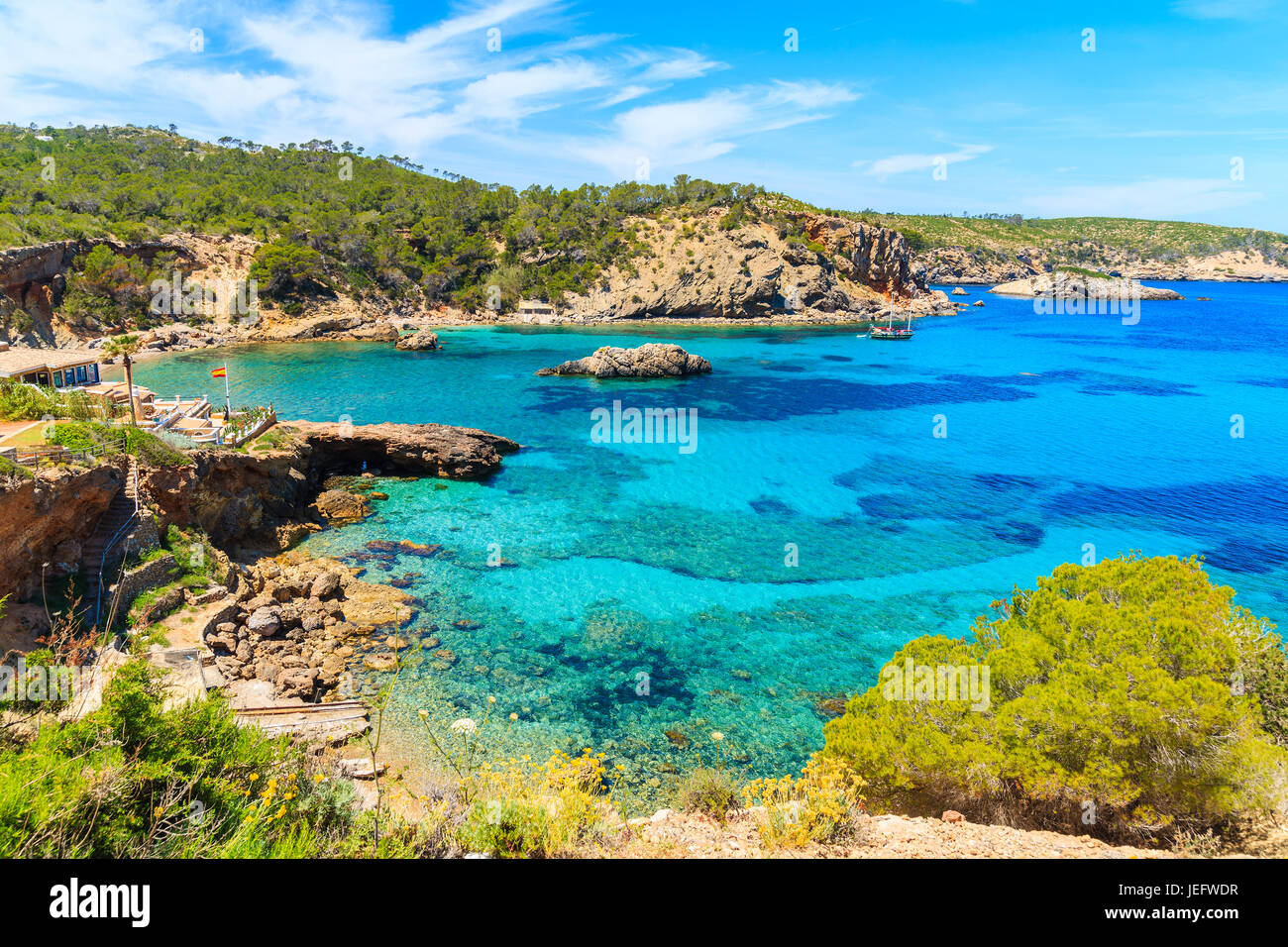 Herrliche Aussicht auf die Bucht Cala Xarraca mit azurblauen Meerwasser auf der nördlichen Küste von Ibiza Insel, Spanien Stockfoto