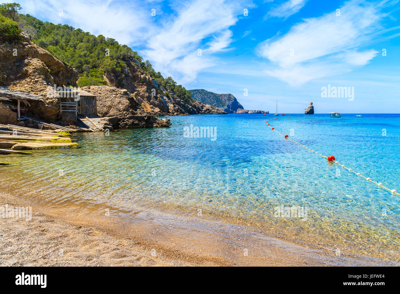 Blick auf Cala Benirras Strand mit azurblauen Meerwasser, Insel Ibiza, Spanien Stockfoto