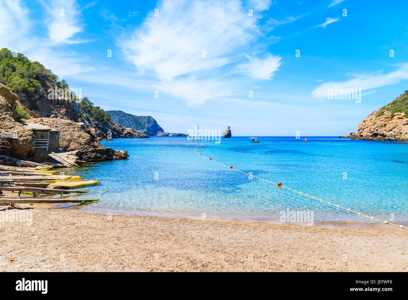 Blick auf Cala Benirras Strand mit azurblauen Meerwasser, Insel Ibiza, Spanien Stockfoto