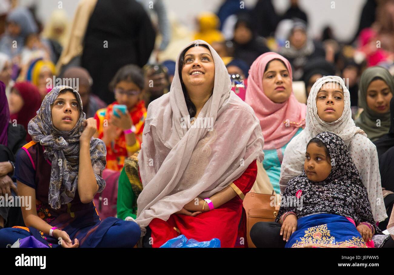 Frauen reden auf einer großen Leinwand zu beobachten während der Eid in Excel-Veranstaltung in Zusammenarbeit mit der Al-Khair-Stiftung im ExCeL London, die Londons größte Eid-Feier ist. Stockfoto