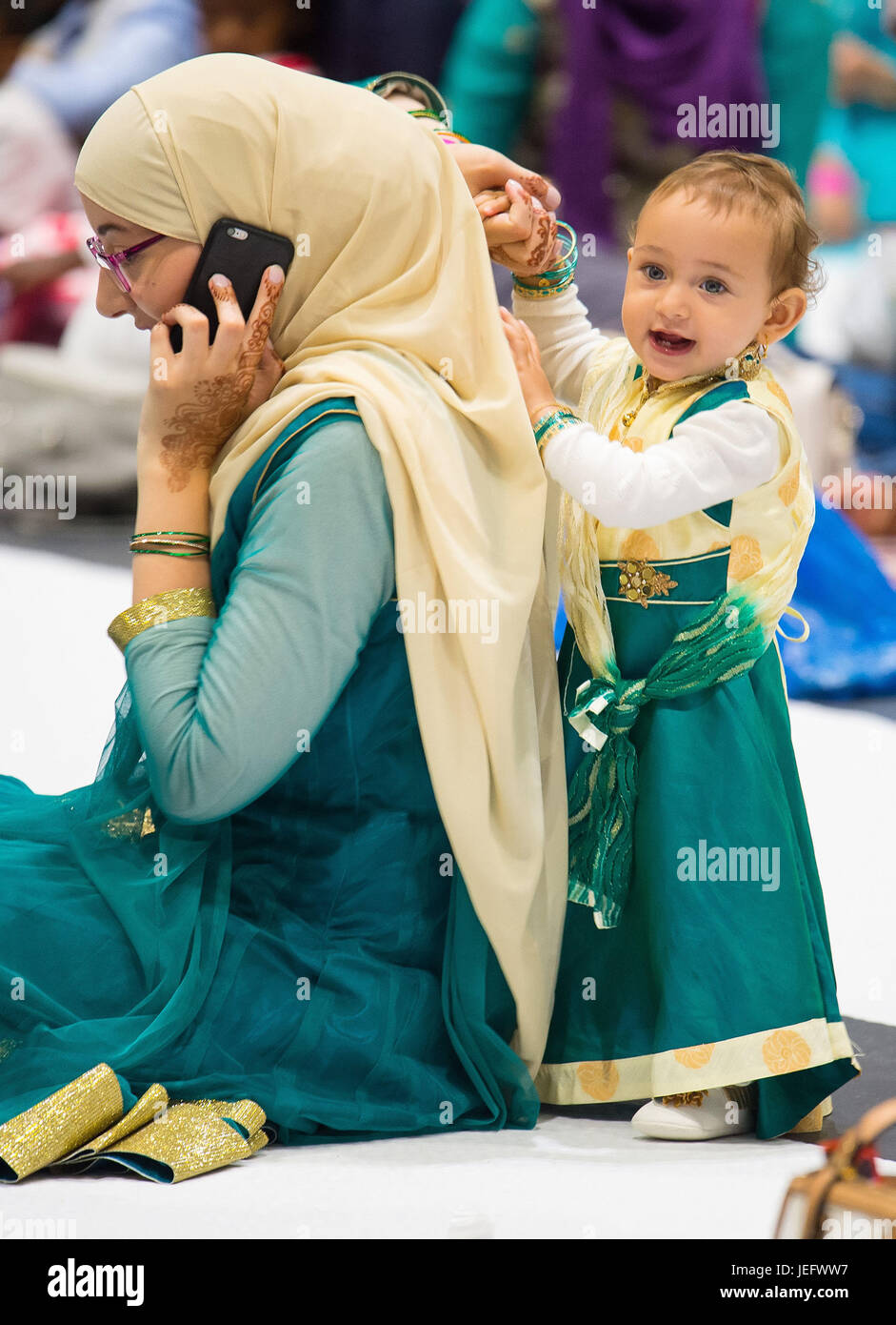 Mutter und Kind während der Eid in Excel-Veranstaltung in Zusammenarbeit mit der Al-Khair-Stiftung im ExCeL London, die Londons größte Eid-Feier ist. Stockfoto