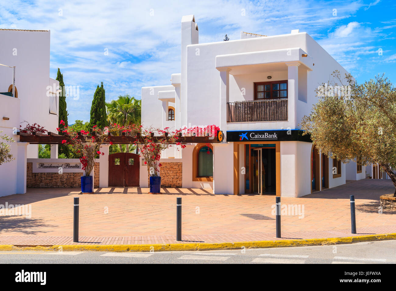 Insel IBIZA, Spanien - 18. Mai 2017: Straße mit typischen Architektur von Sant Carles de Peralta Dorf mit weiß getünchten Häusern, Insel Ibiza, Spanien. Stockfoto