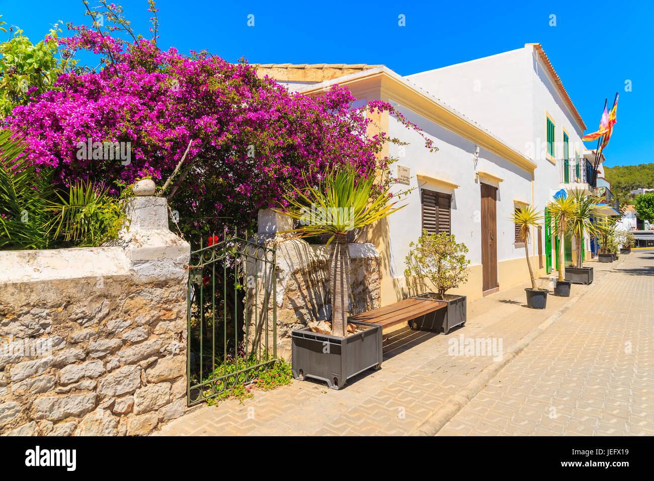Insel IBIZA, Spanien - 19. Mai 2017: Typisch spanischen Stil Häuser in Straße von Sant Josep de sa Talaia Stadt, Insel Ibiza, Spanien. Stockfoto