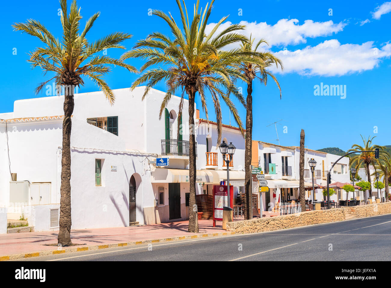 Typischen spanischen Stil Häuser und Palme auf Rue de Sant Josep de sa Talaia Stadt, Insel Ibiza, Spanien Stockfoto