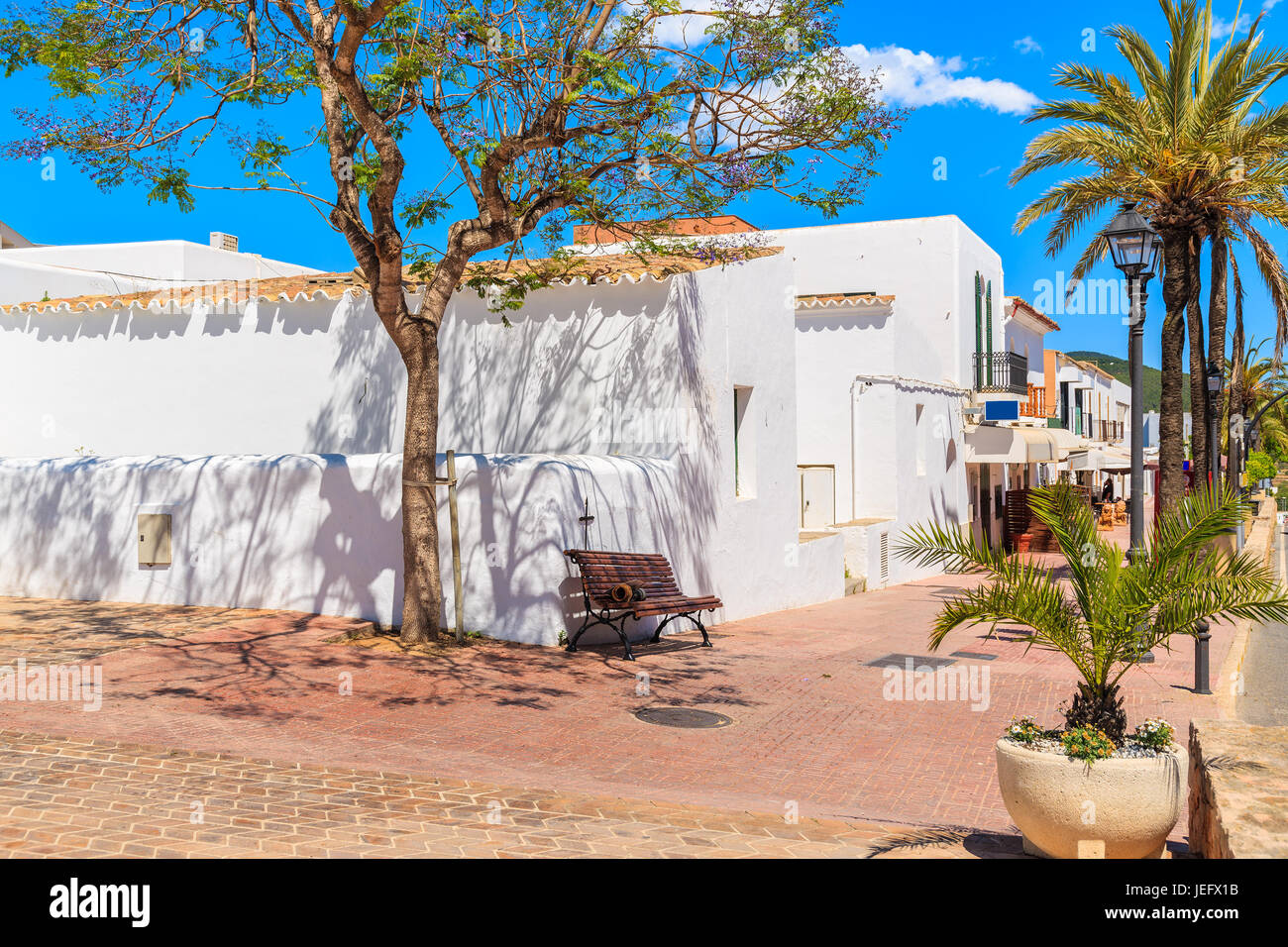 Typischen spanischen Stil Häuser und Palmen auf Rue de Sant Josep de sa Talaia Stadt, Insel Ibiza, Spanien Stockfoto