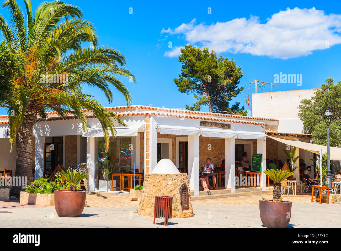 Insel IBIZA, Spanien - 19. Mai 2017: typisches Restaurant in Es Cubells Dorf, Insel Ibiza, Spanien. Stockfoto