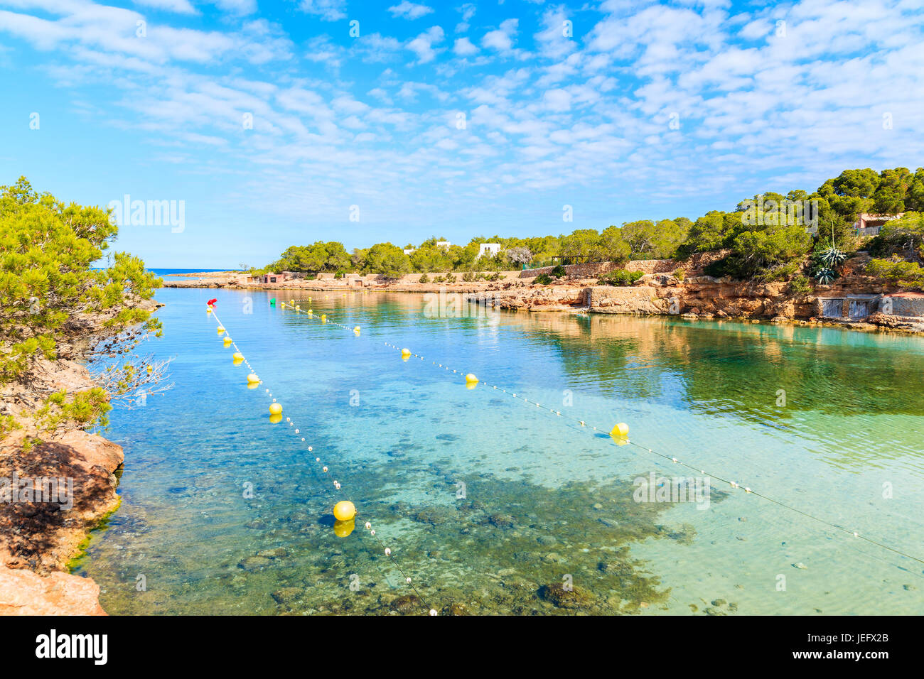 Blick auf schönen Cala Gracio Strand und Bucht am frühen Morgen, Insel Ibiza, Spanien Stockfoto
