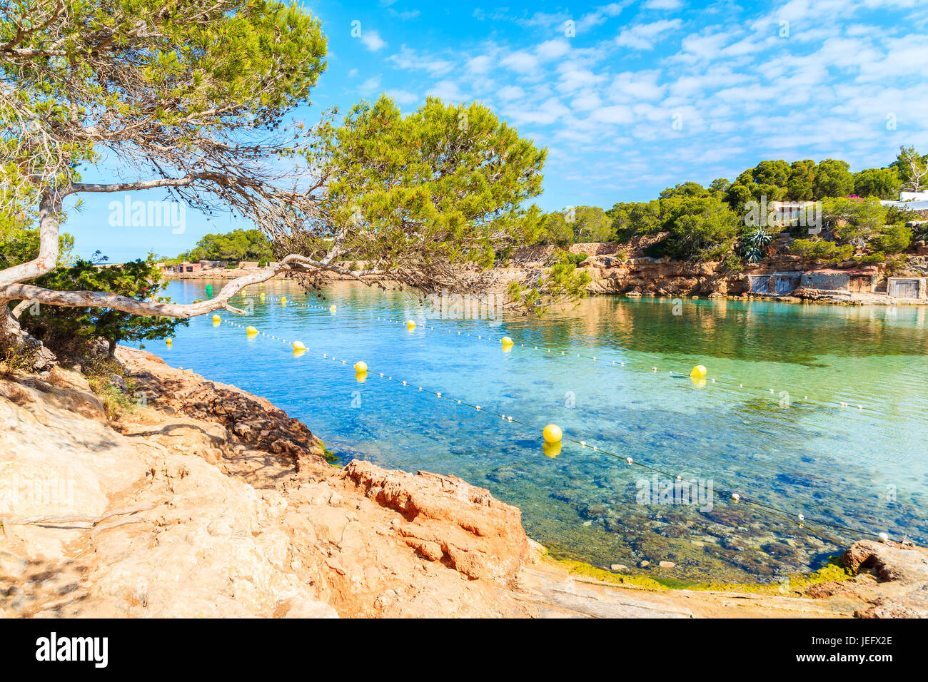 Blick auf schönen Cala Gracio Strand und Bucht am frühen Morgen, Insel Ibiza, Spanien Stockfoto