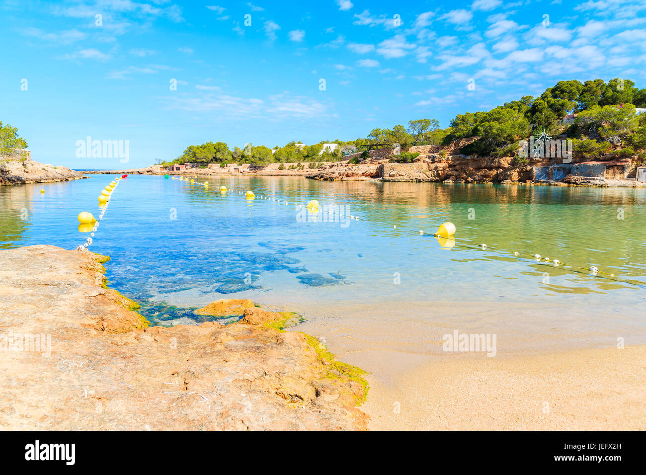 Blick auf schönen Cala Gracio Strand und Bucht am frühen Morgen, Insel Ibiza, Spanien Stockfoto
