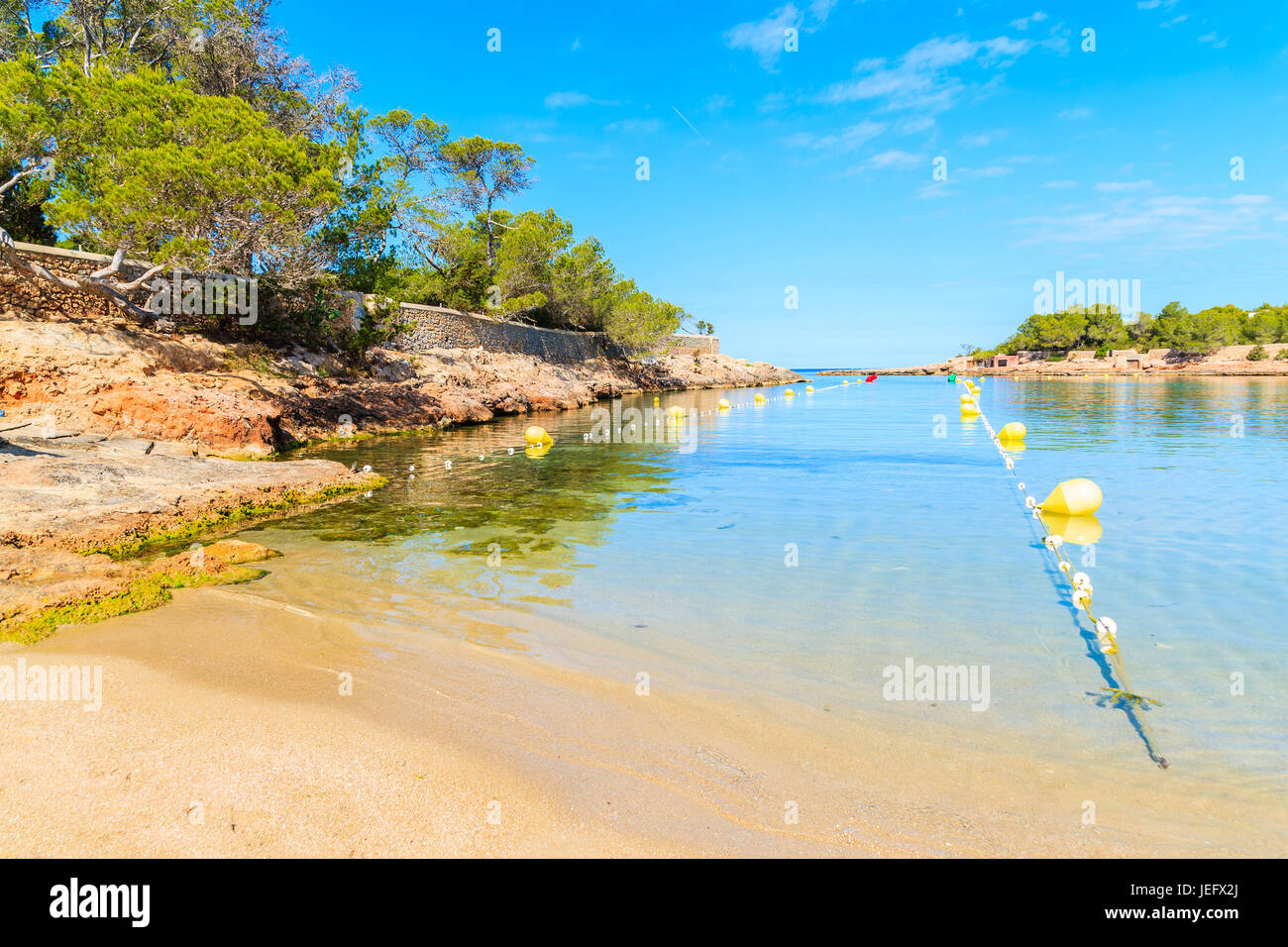 Blick auf schönen Cala Gracio Strand und Bucht am frühen Morgen, Insel Ibiza, Spanien Stockfoto