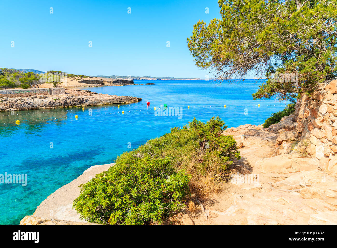 Ansicht der Küstenweg entlang der Bucht von Cala Gracio am frühen Morgen, Insel Ibiza, Spanien Stockfoto