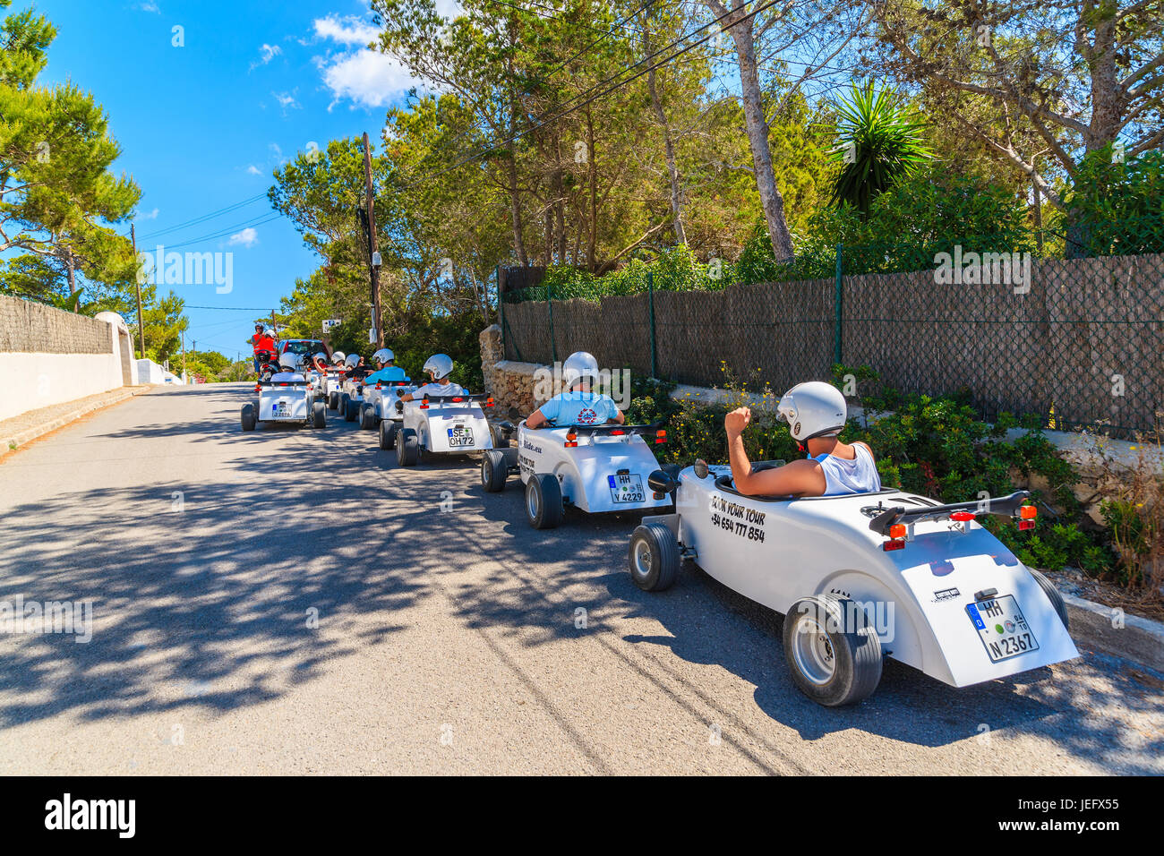 Insel IBIZA, Spanien - 20. Mai 2017: Touristen in kleinen Rennwagen auf Straße der Stadt San Antonio, Ibiza Insel, Spanien. Stockfoto