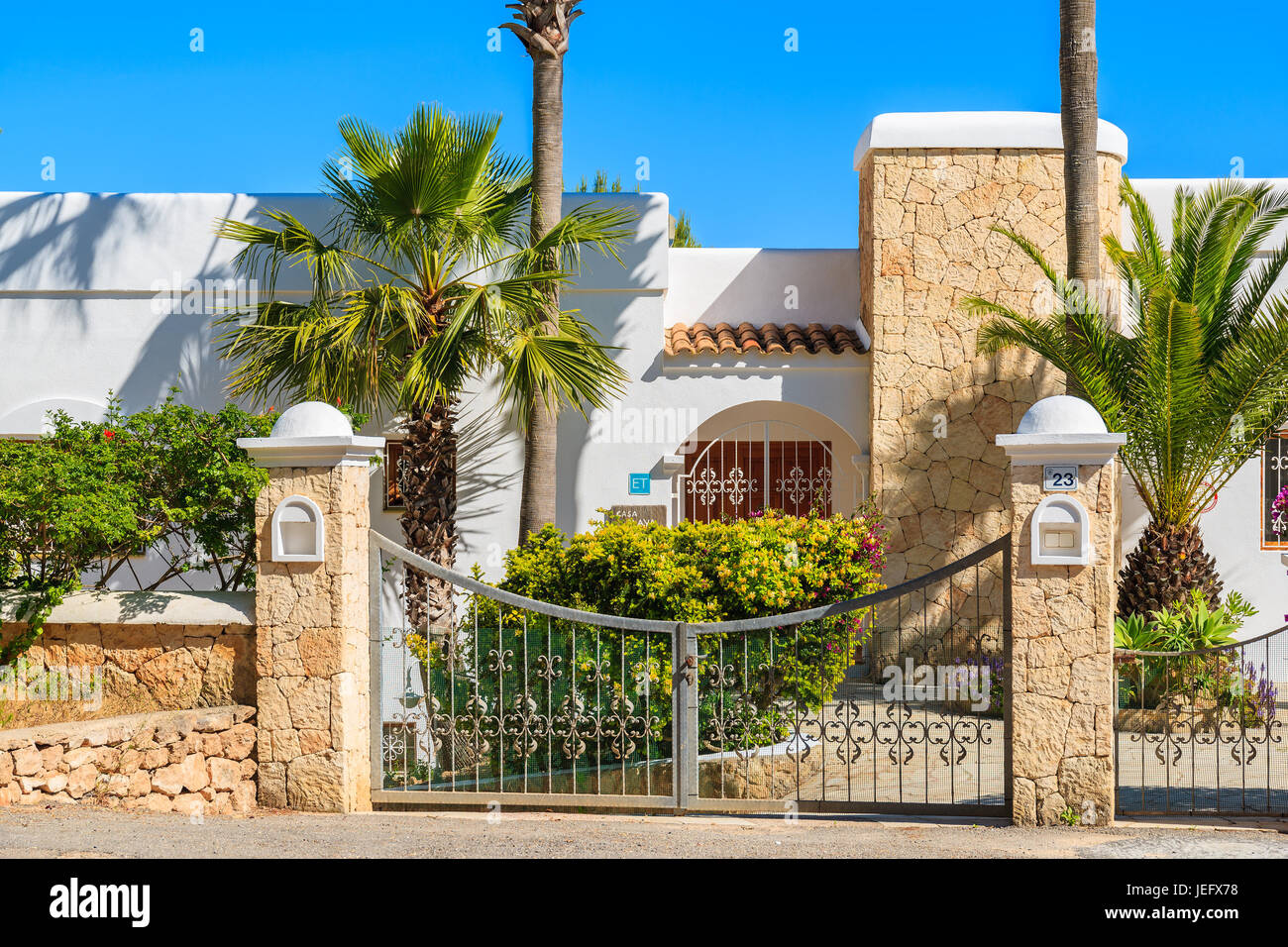 Insel IBIZA, Spanien - 20 Mai 2-17: Eingangstor zum Luxus-weiße Farbe-Ferien-Villa in Cala Nova-Bereich der Insel Ibiza, Spanien. Stockfoto