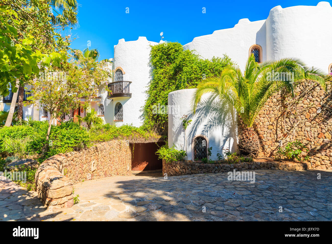 Luxuriöse weiße Farbe Ferienhäuser in einem tropischen Garten in Cala Nova-Bereich der Insel Ibiza, Spanien Stockfoto