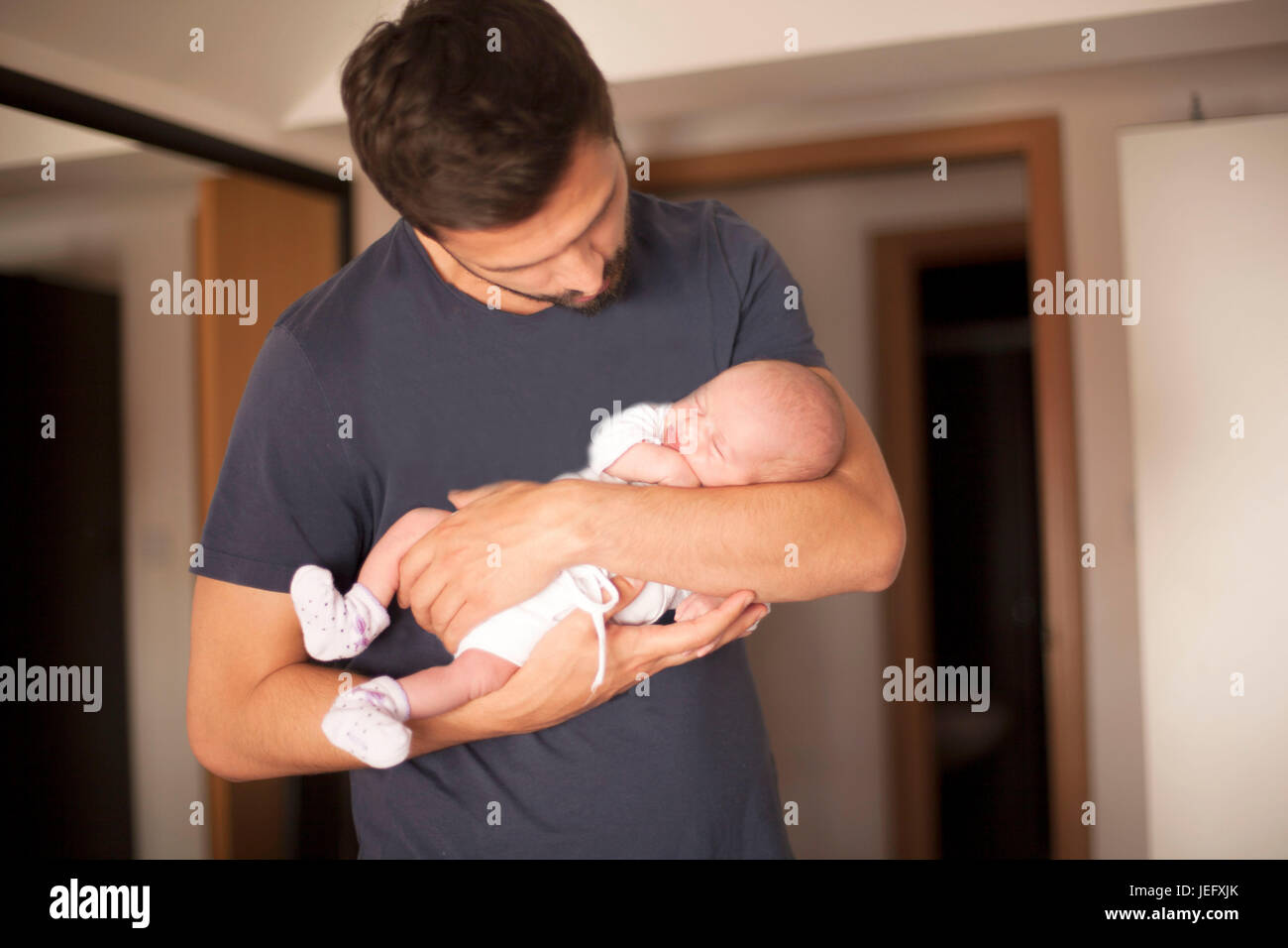Neugeborenes Baby in den Armen des Vaters Stockfoto