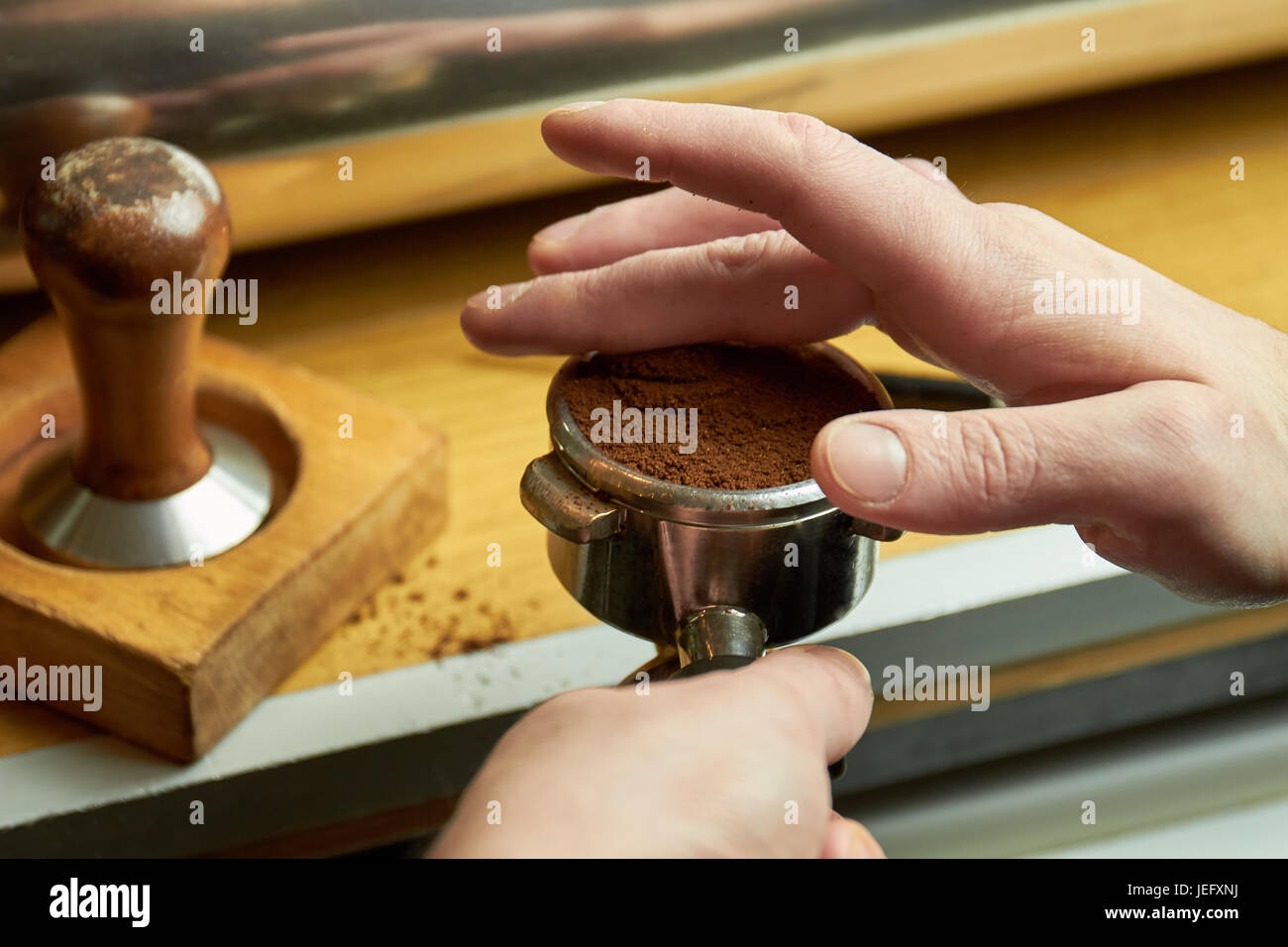 Gemahlenen Kaffee im Siebträger. Stockfoto