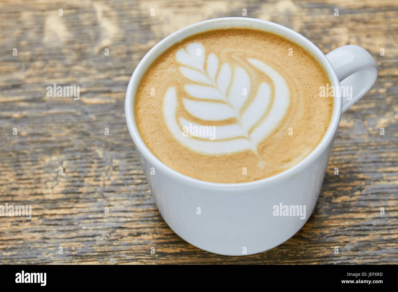 Latte mit Blumenbild. Stockfoto