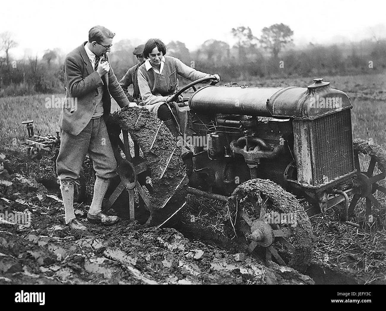 EVE BALFOUR (1898-1990) britische Bio Pionier an Ferguson Traktor über 1925 Stockfoto