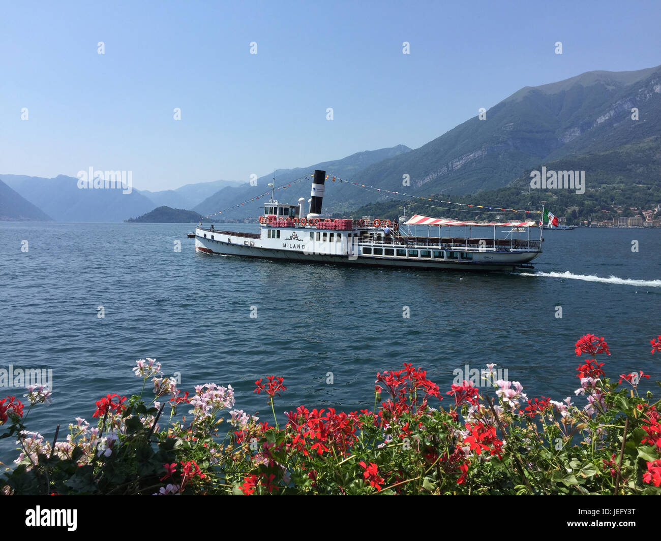 Comer See, Piemont, Italien, mit dem Jahrgang 1905 Dampf Fähre "Milan" in Richtung Süden vorbei an Bellagio.  Foto: Tony Gale Stockfoto