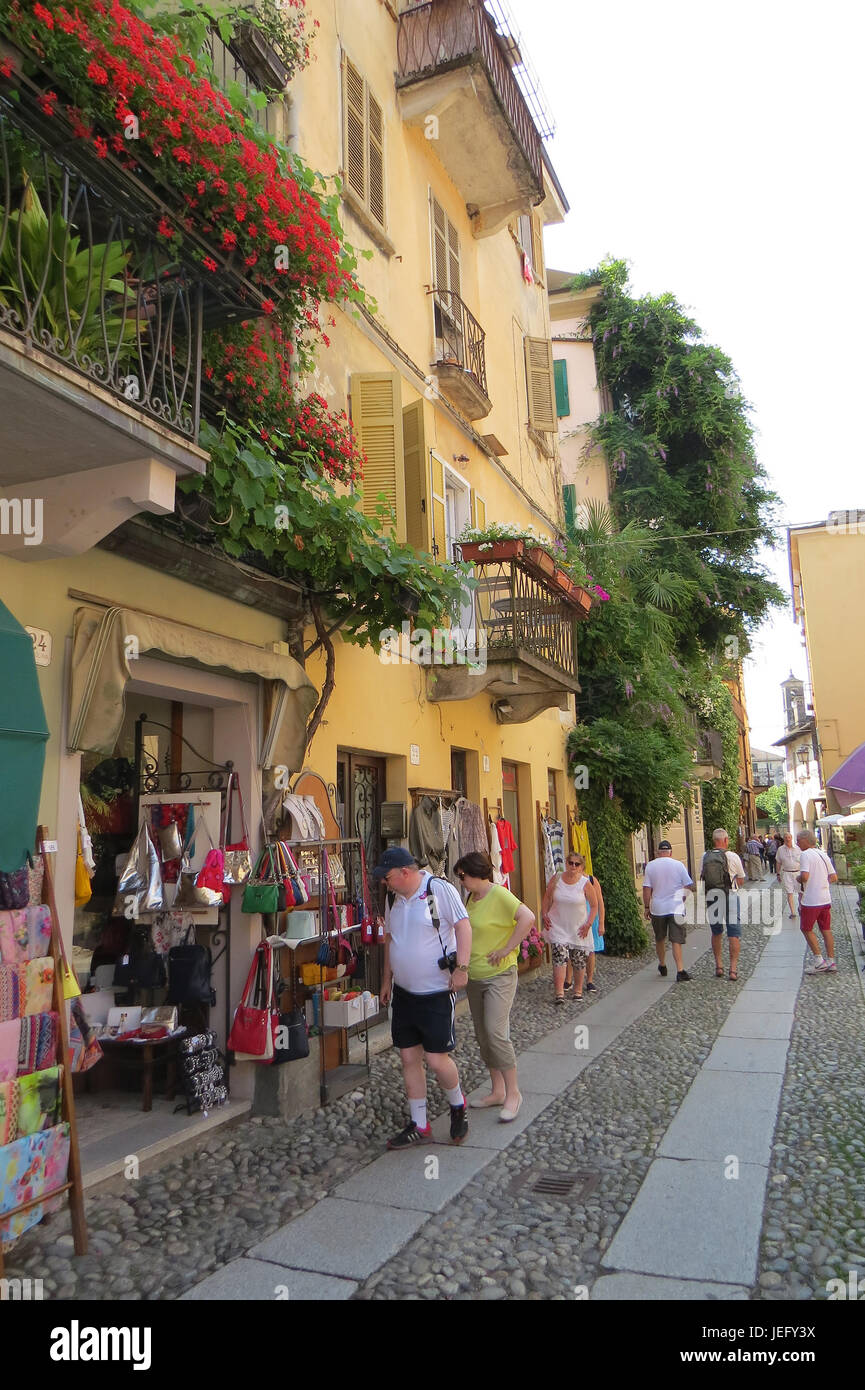PELLA, Piemont, Italien. Touristen, die Einkaufsmöglichkeiten im Dorf am Westufer des Lago d ' Orta, Foto: Tony Gale Stockfoto
