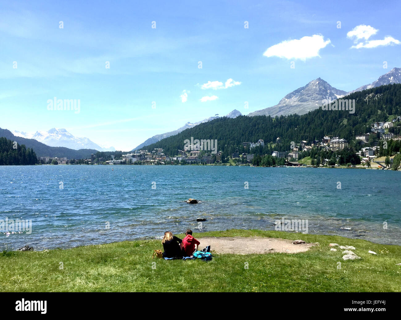 ST. MORITZ, Schweiz, über den See auf den gleichen Namen angezeigt. Foto: Tony Gale Stockfoto