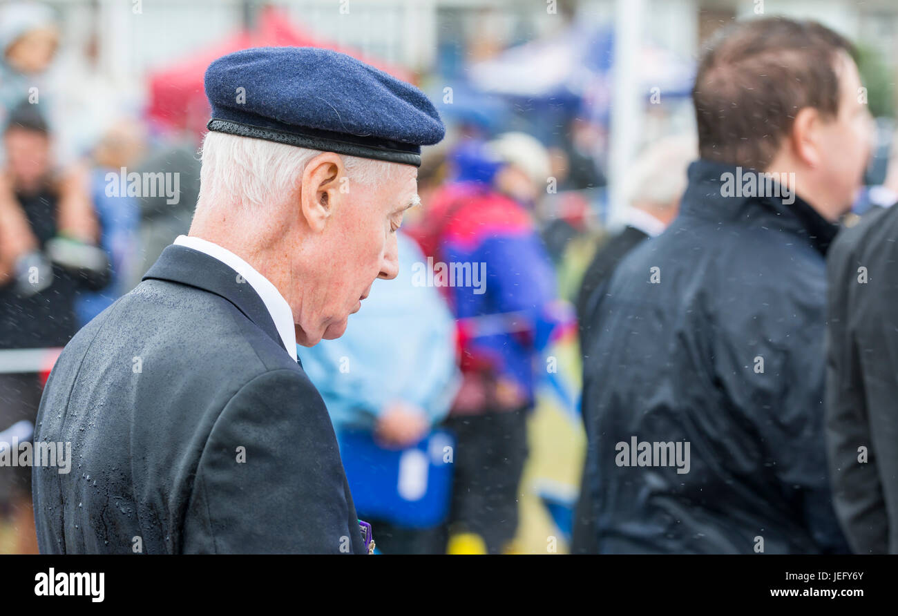 Veteran Offizier beugen den Kopf im Gebet während des Gottesdienstes am 2017 Armed Forces Day Event in Littlehampton, West Sussex, England, UK. Stockfoto