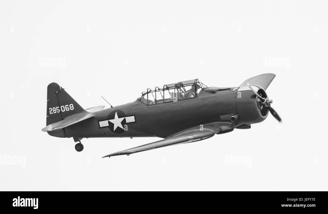 North American Aviation t-6 Texan Weiterbildung einzelner Propeller Militärflugzeuge. Schwarz / weiß Bild. Stockfoto