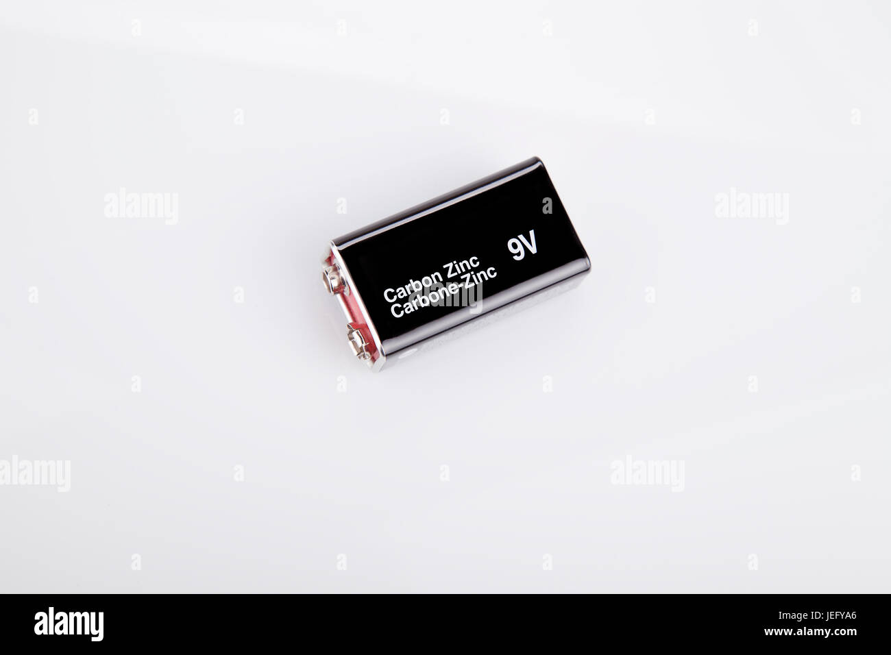 Schwarzen 9V Kohlenstoff-Zink-Batterie auf einer weißen Fläche. 9V Batterie isoliert auf weißem Hintergrund. Stockfoto