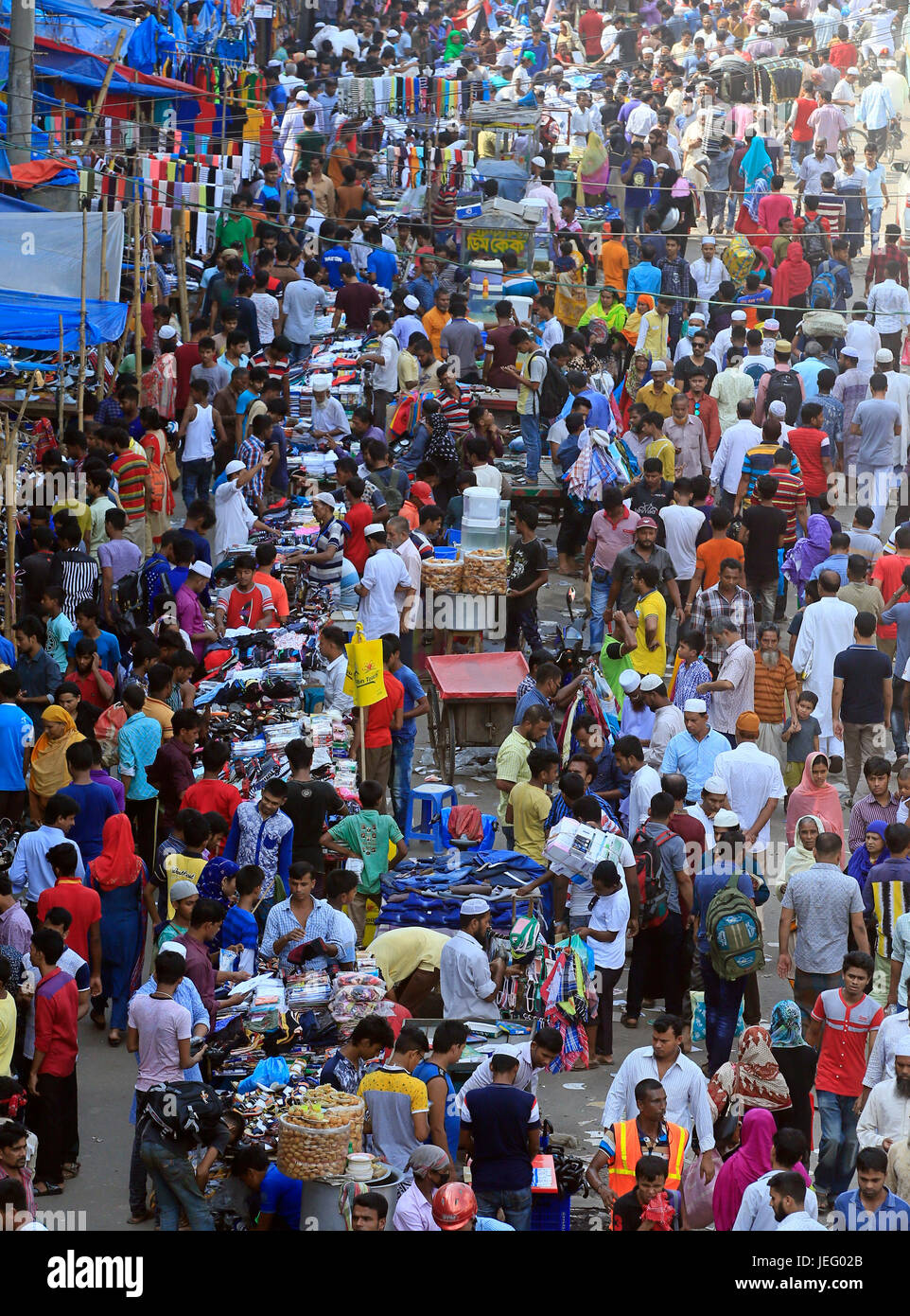 Die Menschen haben begonnen, um zurück in die Hauptstadt nach den Eid Ferien am Sadarghat, 30. Juni 2017 zu streamen. Foto: Firoz Ahmed, Dhaka, Bangladesch Stockfoto